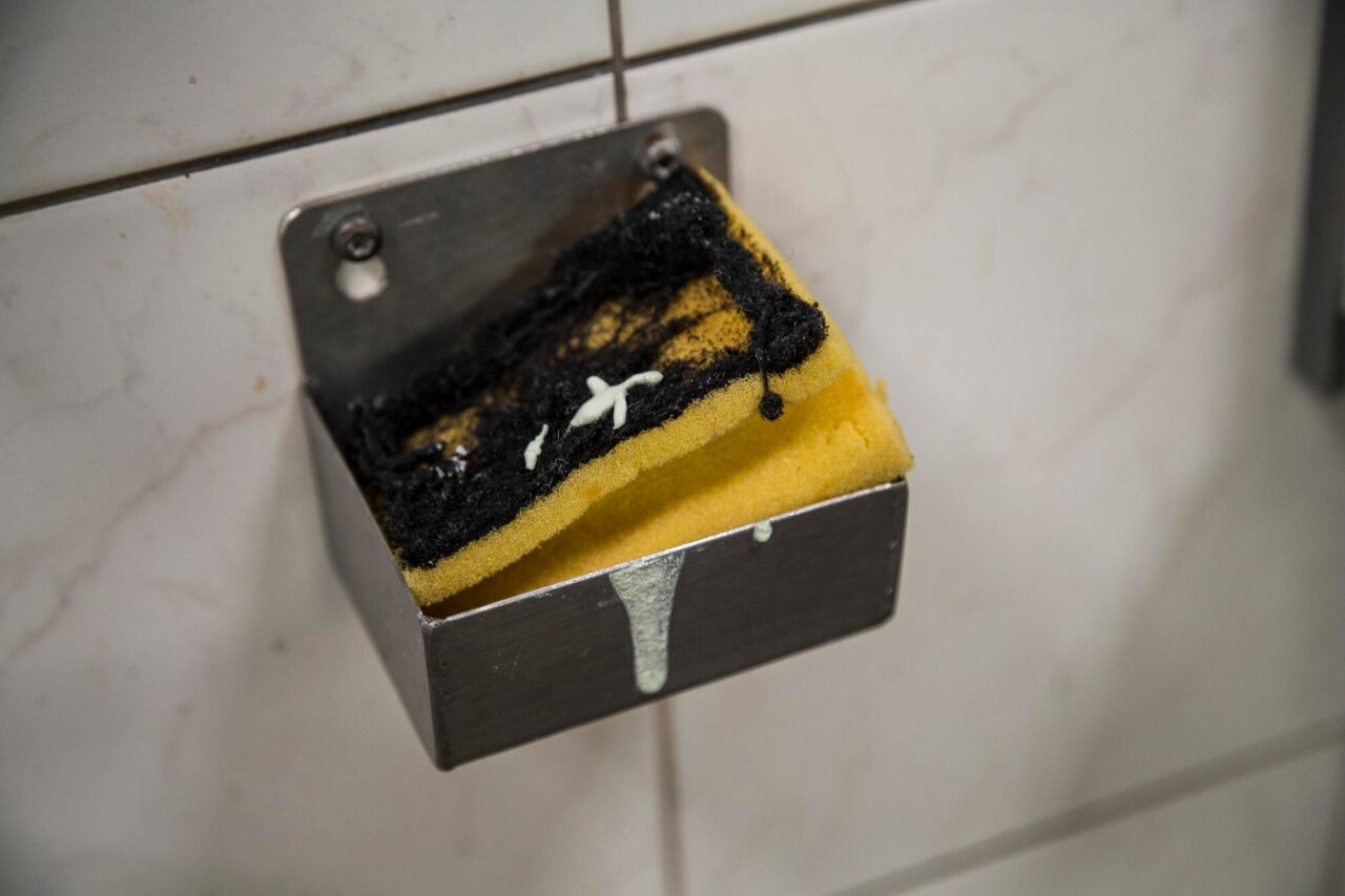 De ce se înnegrește siliconul din baie și cum previi apariția mucegaiului