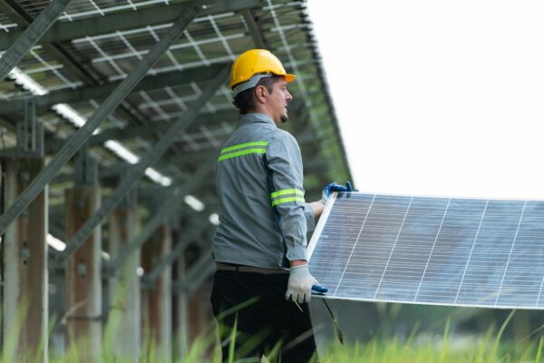 Cât rezistă bateriile pentru panouri fotovoltaice și când trebuie înlocuite