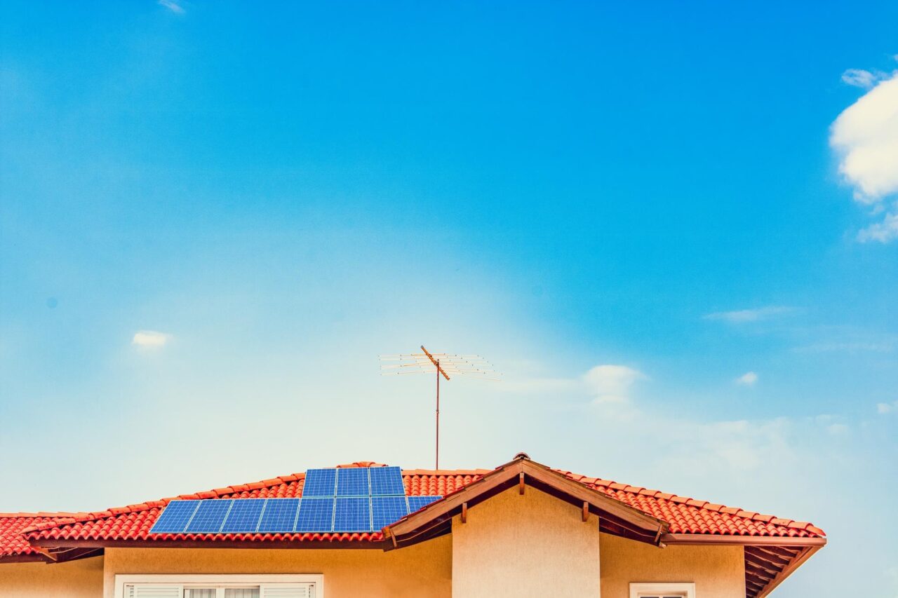 Se pot monta panouri fotovoltaice pe orice tip de acoperiș?