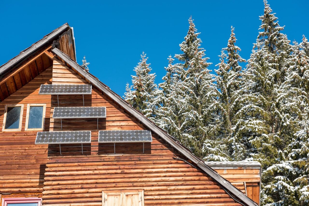 Cât produc panourile fotovoltaice iarna în România