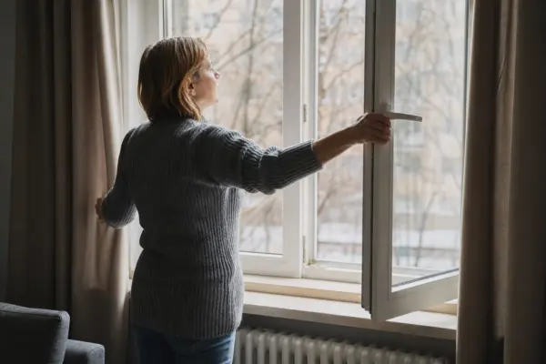 Cum aerisești iarna fără să lași ferestrele întredeschise ore întregi