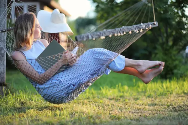 Șezlong, balansoar sau hamac? Ce alegi pentru spațiul de relaxare