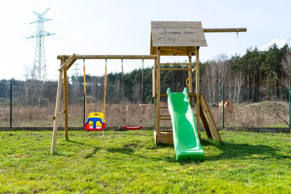 Cum integrezi un loc de joacă în grădină fără să ocupe toată curtea