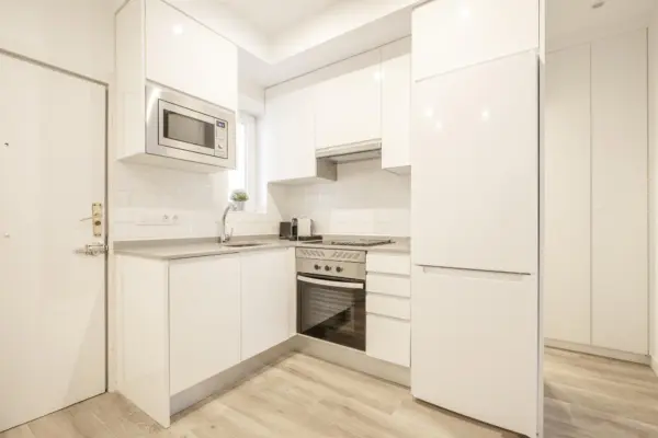 Ce culori de mobilier fac o bucătărie mică să pară mai luminoasă